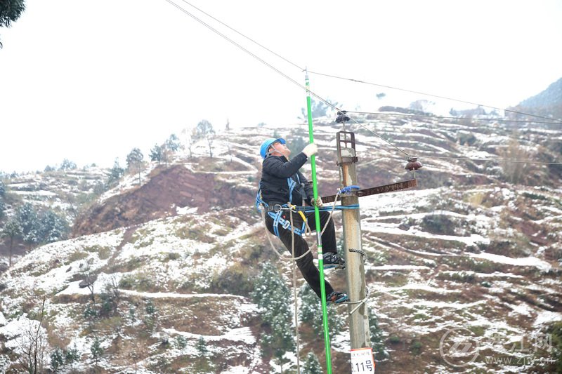 会泽上万群众大雪天没电用抢修人员奋战7小时恢复供电