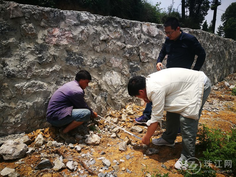 2018年5月9日，村干部、驻村工作队员为建档立卡贫困户建房测量地块.jpg