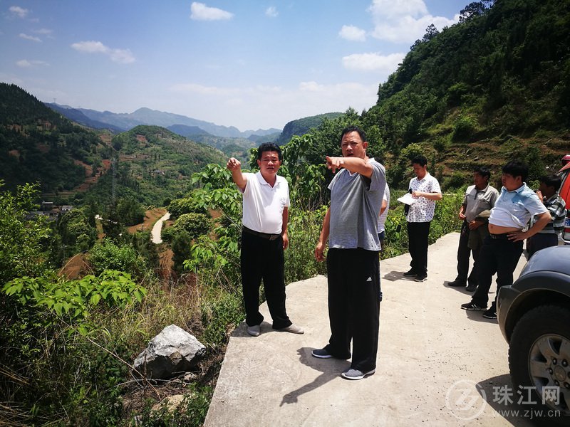 2018年5月17日，驻村工作队队长吕正果与林业部门工作人员察看2000亩陡坡地治理项目.jpg