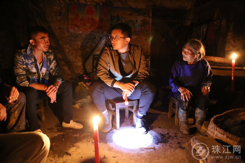 2018年9月28日，驻村工作队员到贫困户家夜访.JPG