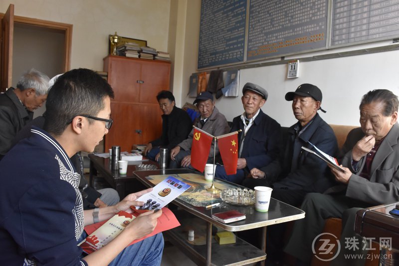 富源县营上镇政府机关离退休老干部党支部开展扫黑除恶专项斗争主题党日学习活动
