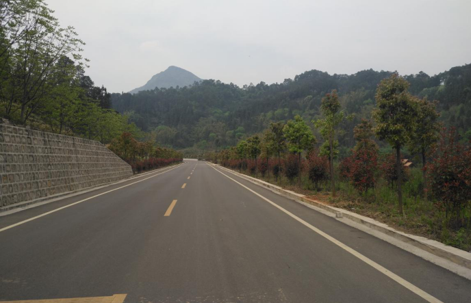 罗平县加大农村公路绿化美化亮化
