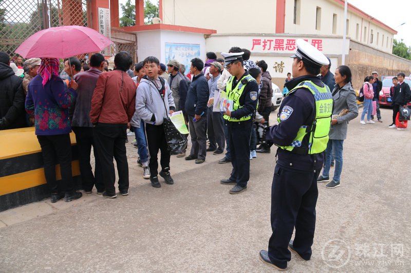 会泽县驾车中学“五一”假期协同交警护送学生放假