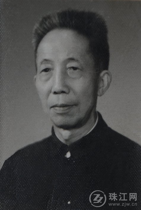 老年桂涛声(1970年摄于上海育才中学).jpg