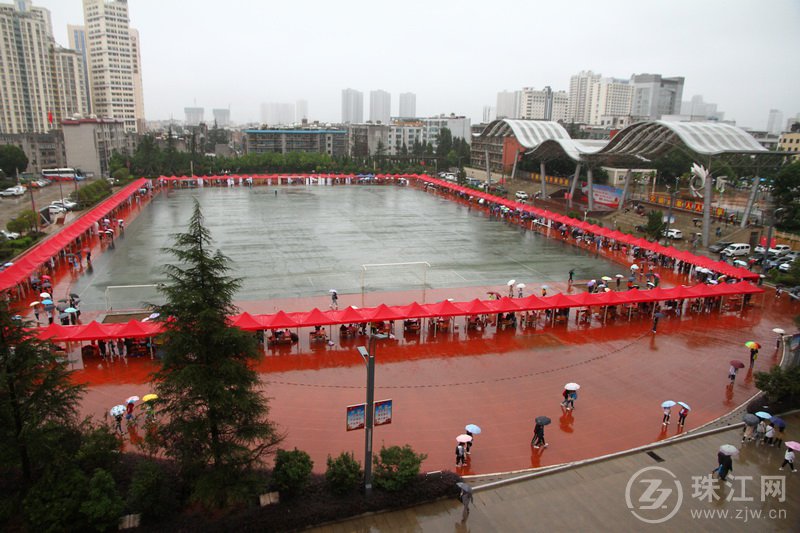 ​云南省第三届高校招生咨询会走进曲靖 数千名家长考生风雨无阻到场咨询