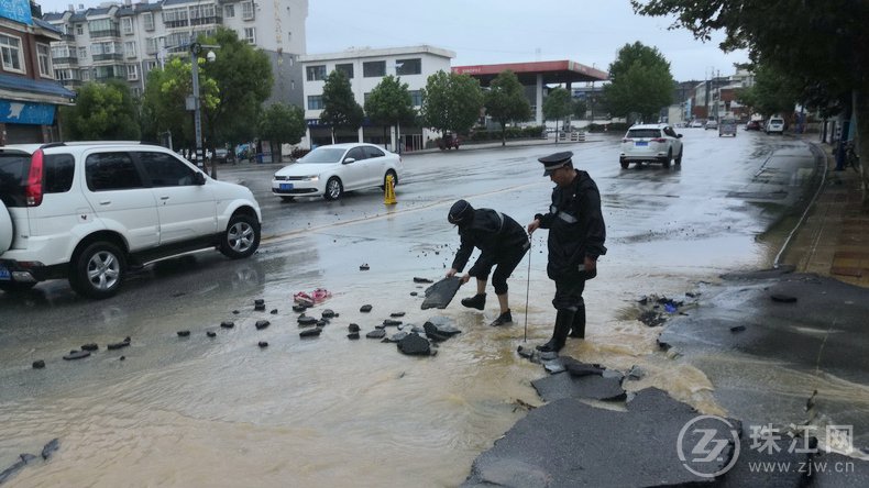 沾益区突降暴雨 城管抢险排涝保畅通