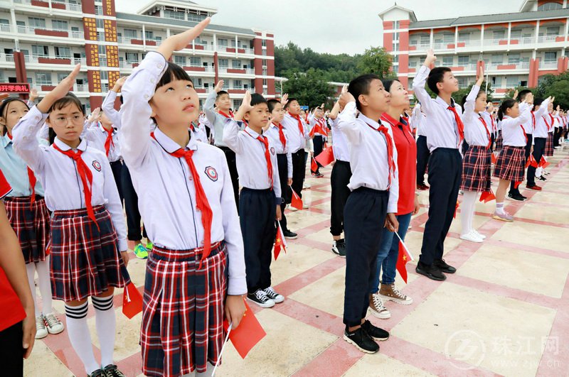 新学期，罗平县九龙小学向新中国70华诞献礼