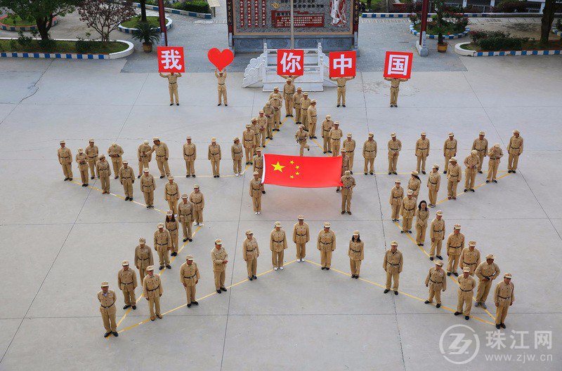 罗平县钟山乡举行升国旗仪式并观看阅兵式