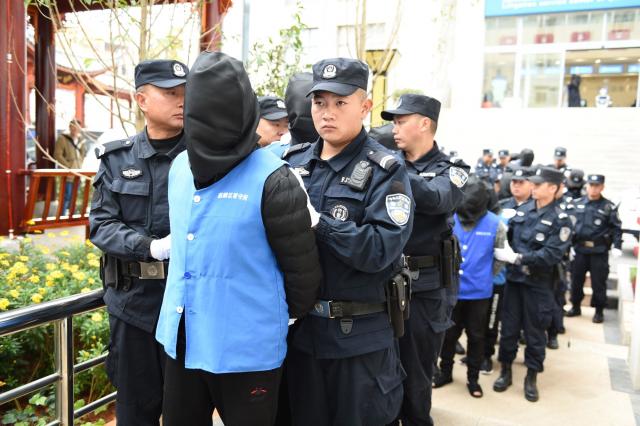 受审！张元峰等28人黑社会性质组织案件在麒麟区法院公开审理