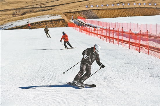 曲靖会泽大海草山国际滑雪度假区开启冰雪季