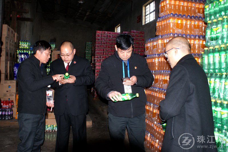 师宗县人民检察院春节前对酒水饮料食品安全领域联合市场监督部门开展检查