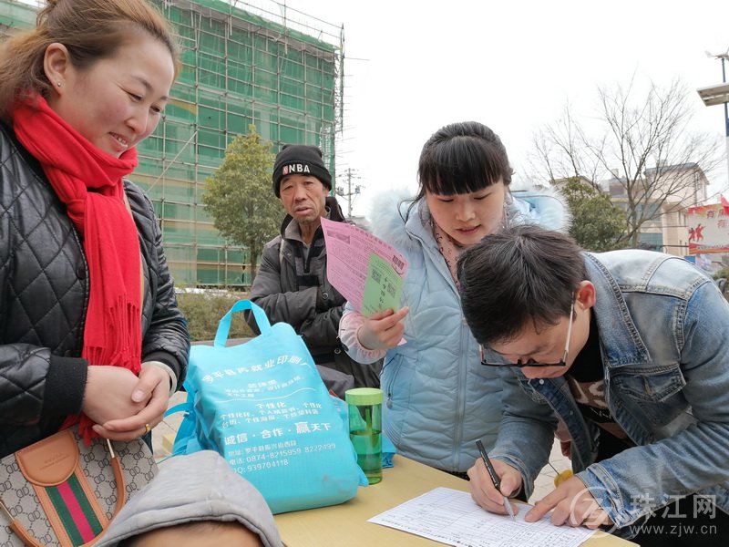 罗平县抢先鸣响新年劳务输出发令枪