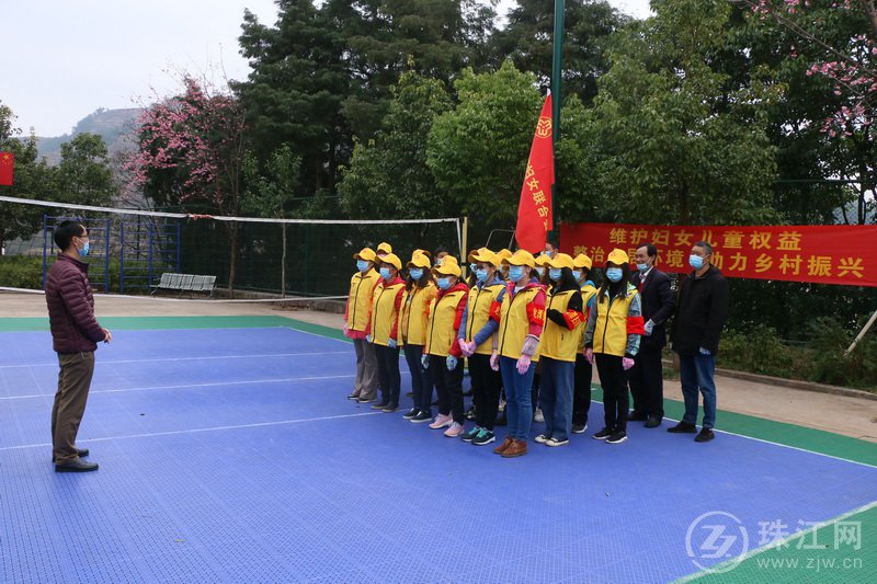 龙潭镇妇联开展“打扫环境卫生过三八妇女节”活动
