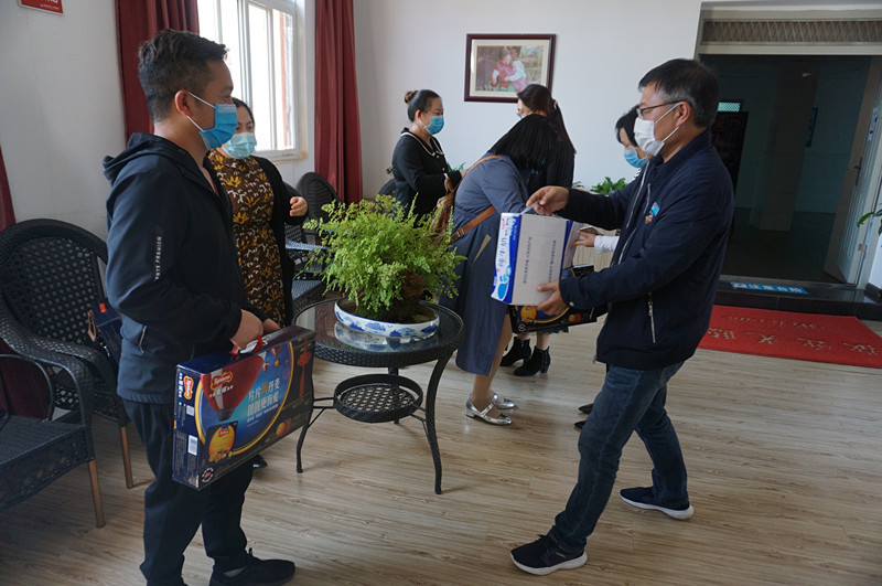 曲靖市三医院传递妇联组织对援鄂 医疗队员的暖心慰问