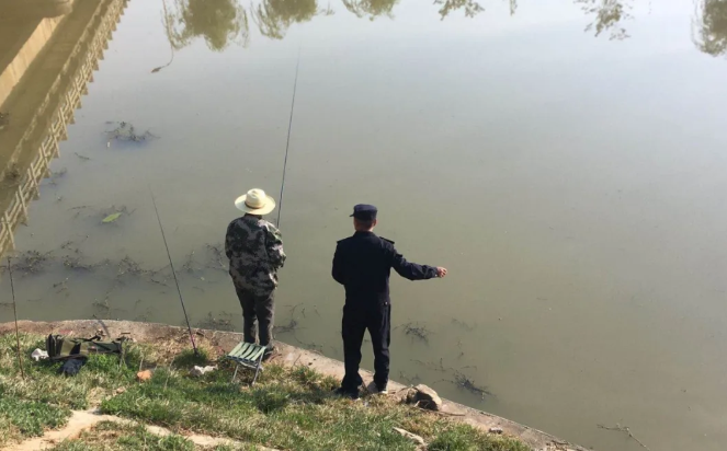 曲靖垂钓爱好者注意！城区景观河道钓鱼，轻则教育重则罚款！