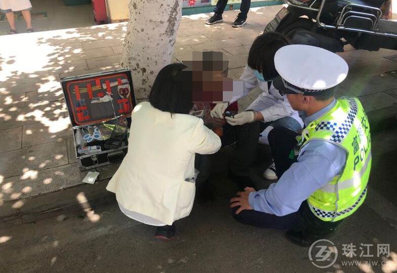 七旬老人街头摔倒  富源交警主动帮忙