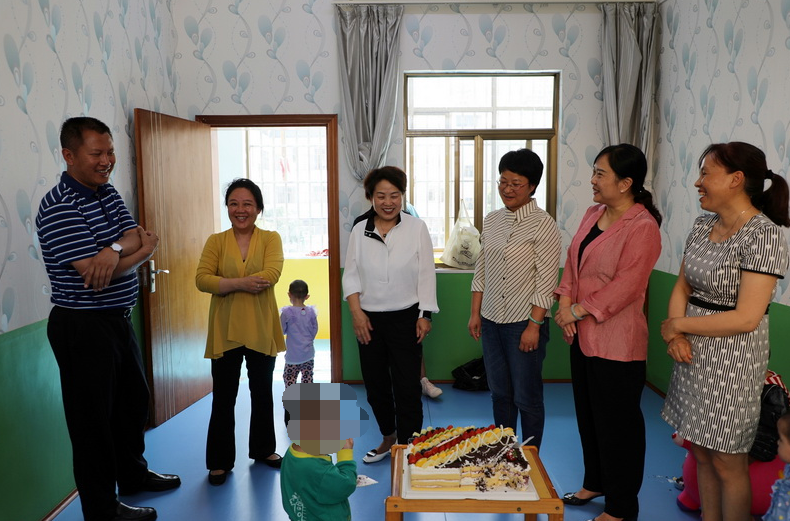 罗平县领导“六一”看望慰问少年儿童