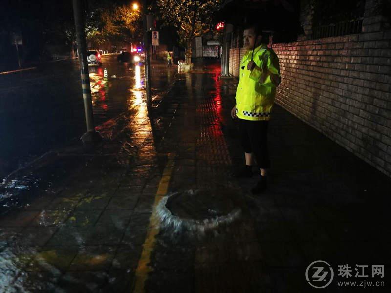 暴雨中的“路标”—麒麟公安分局交警大队暴雨夜疏导保畅工作剪影