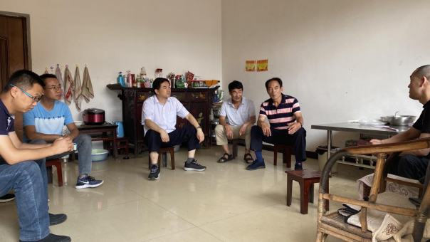 曲靖市公共资源交易中心组织开展慰问老党员及走访贫困户活动