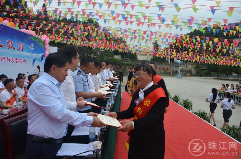 “奖优助困”筑梦书香东山