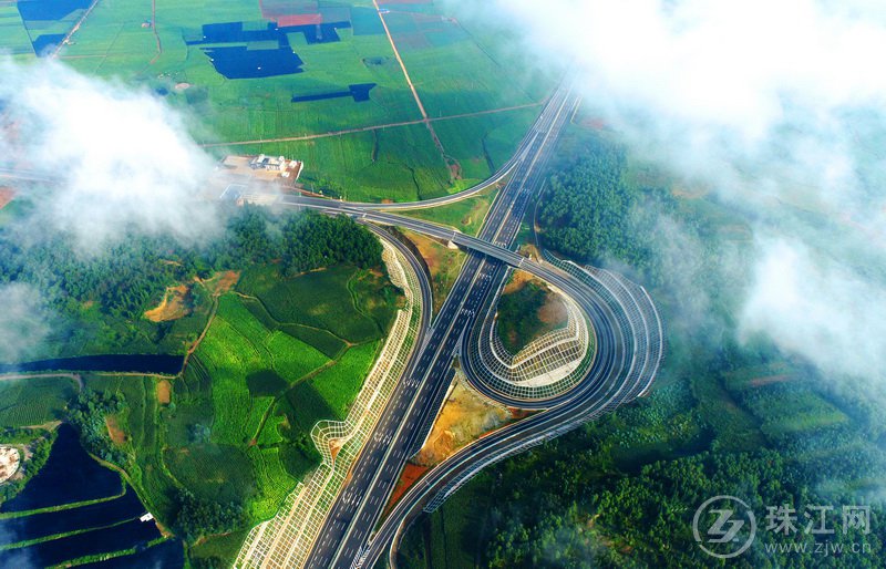 滇中城市经济圈环线高速公路召泸高速通车 串联多个景区