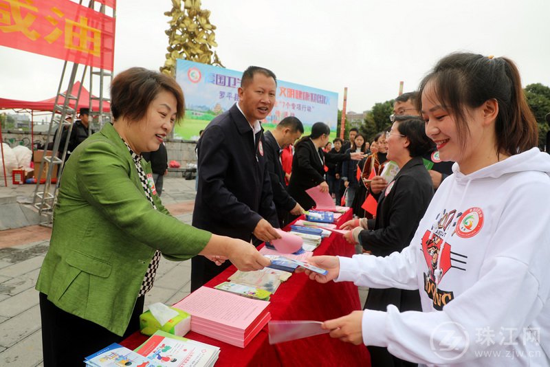 罗平县举行推进爱国卫生“7个专项行动”现场宣传活动