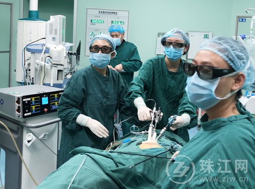 曲靖市二院开展3D腹腔镜下自制PORT经脐单孔腹腔镜附件包块切除术