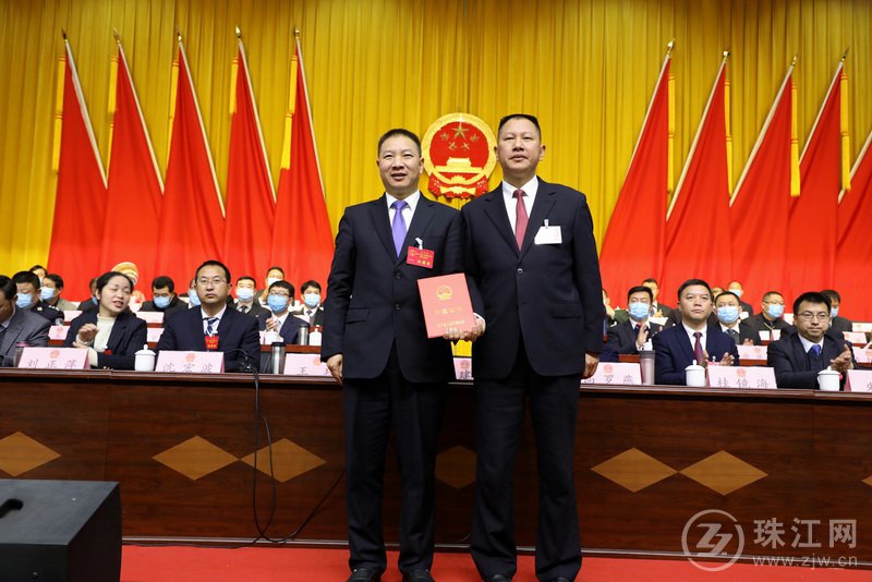 海建才向新当选的县长王玮颁发当选证书。.JPG