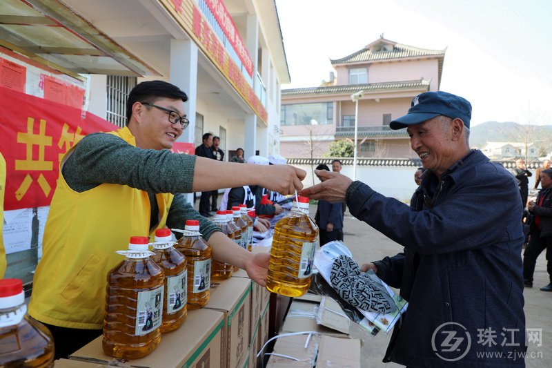 罗平：爱心企业送温暖 真情帮扶暖人心