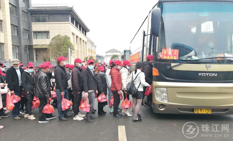 罗平县集中欢送外出务工人员启程返岗复工