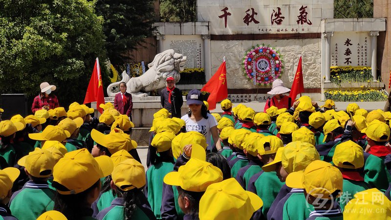 缅怀革命先烈  传承红色基因——“五老”宣讲团为师生讲革命史