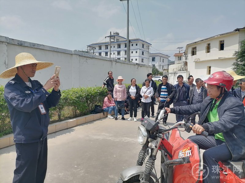 【我为群众办实事】罗平交警用实际行动谱写爱民曲