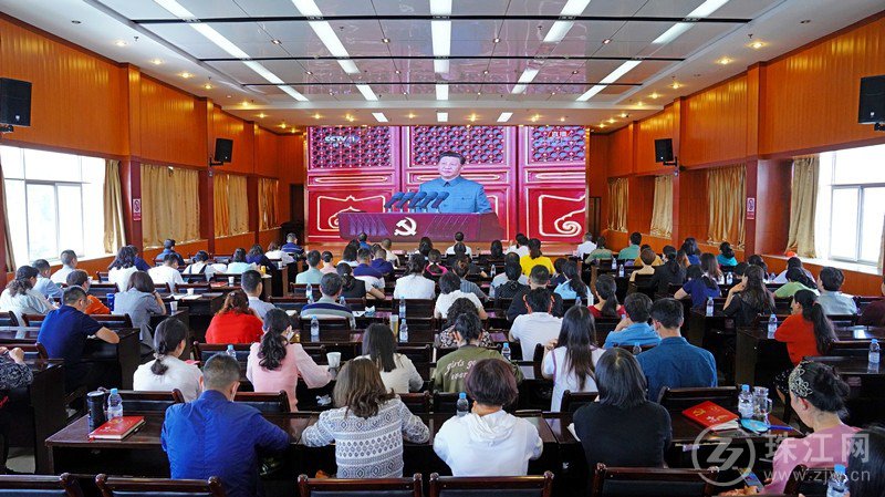 曲靖市第一人民医院干部职工收看庆祝中国共产党成立100周年大会实况