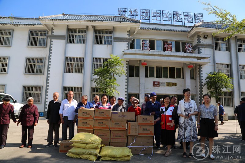 曲靖市红十字会到罗平板桥镇中心敬老院慰问老人