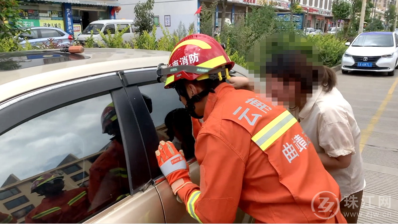 高温天气1名幼童被困车中 曲靖消防紧急救援