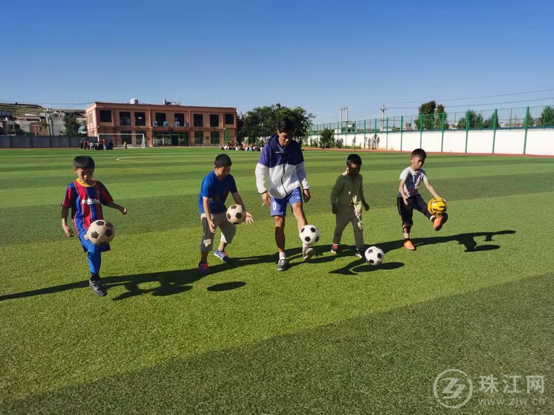 宣威市丰华二小： 孩子踢足球享受运动乐趣