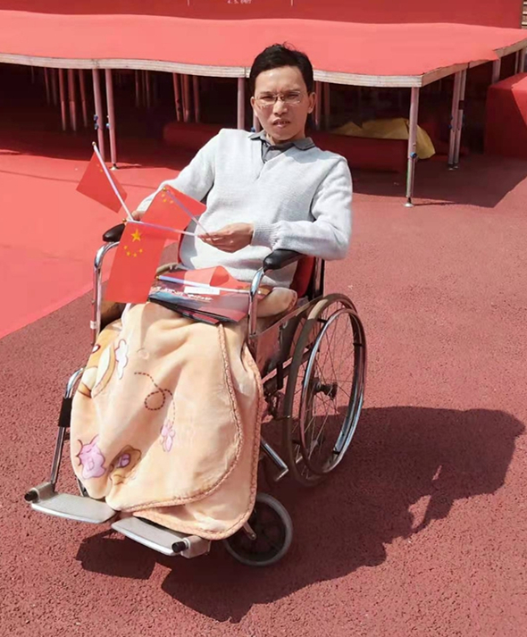 “曲靖市第七届道德模范”轮椅”画家董桃平：只要心在跳手能动 就要力所能及帮助他人 