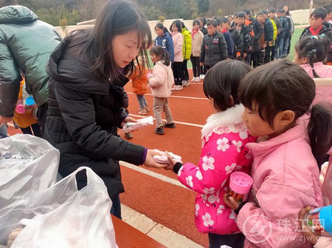 水磨村小学生收到爱心手套