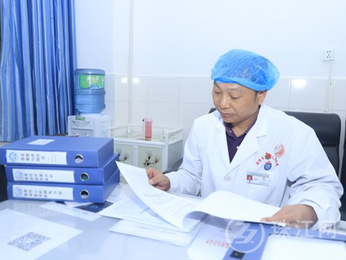 筑起生命的第一道防线——记曲靖市第二人民医院急诊科主任王俊华   
