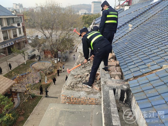 沾益区城管局持续整治住宅小区私搭乱建现象