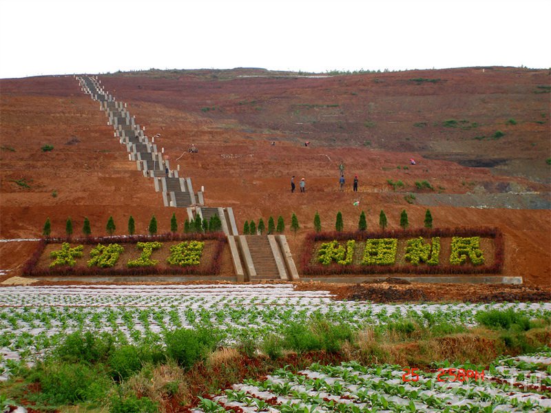 正在施工的水土流失治理坡改梯工程.jpg