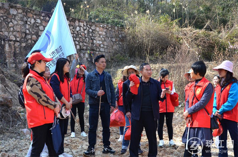 三八节系列活动 -听水利专家马贵仓介绍东大沟的历史 (16).jpg