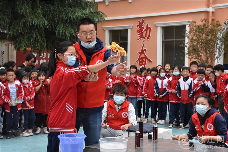 让科技之光照亮童年——曲靖市科技馆科普大篷车走进麒麟区三宝街道温泉小学