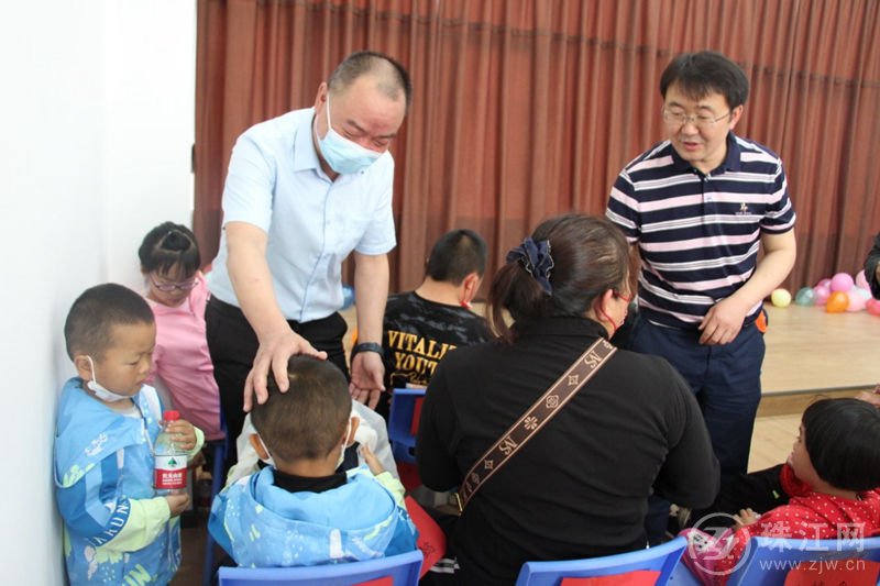 麒麟区龙潭社区社会工作服务站开展“六一儿童节”关爱困境儿童慰问活动