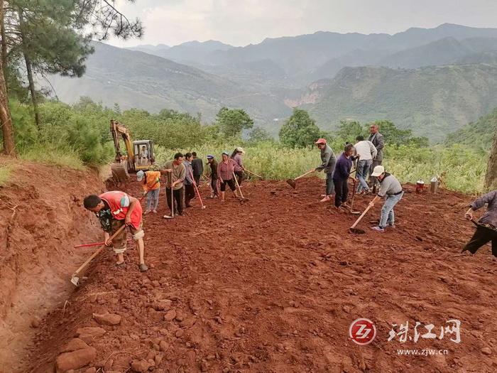 迤车镇梨园村：村民投工投劳拓宽整修村组道路