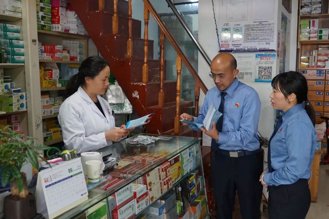 检察护企 | 师宗检察院开展“送法进企业暨护航食品药品安全”法治宣传活动
