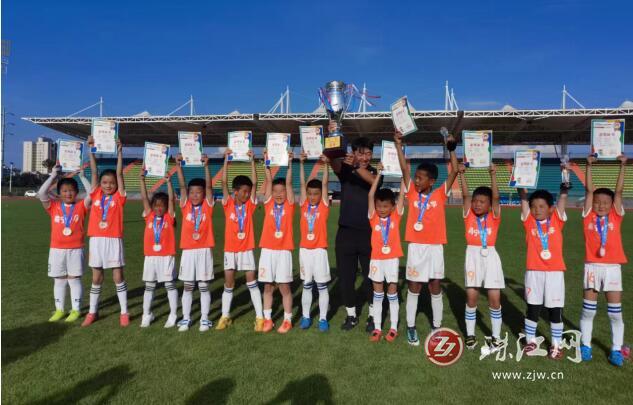 南宁小学在云南省青少年足球联赛上获1金1银