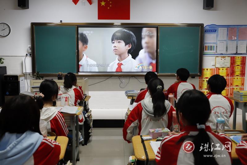 会泽县茚旺高中致远中学全体师生观看《开学第一课》