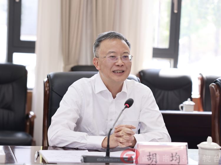 首页>珠江网讯>正文>李石松代表市委,市政府对胡均一行到曲靖共商合作