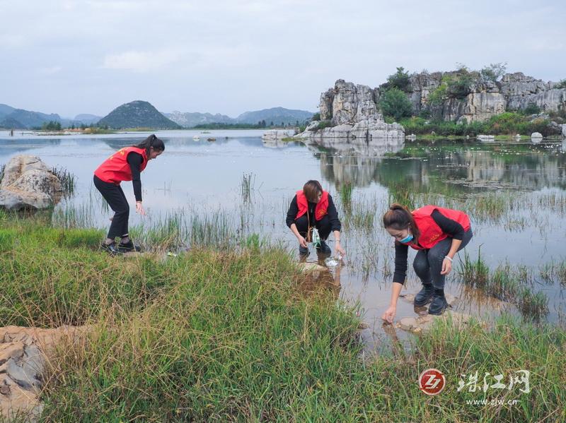 曲靖市沾益区百爵珠宝·老凤祥珠宝组织开展“捡垃圾、倡文明、促环保”社会实践活动